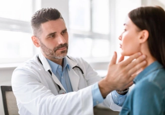 эндокринолог на дому проводит осмотр пациента